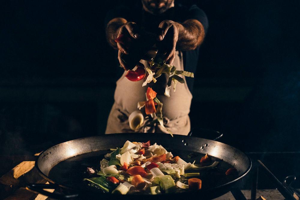 Paella de Verduras y Vino Rosado